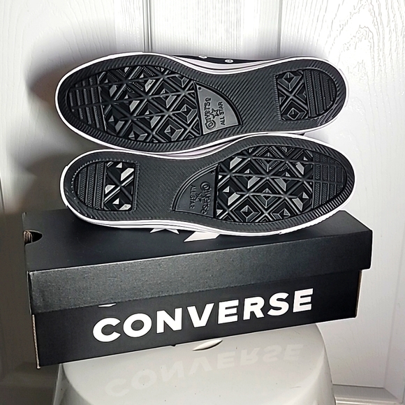 ☆ NIB Converse ☆ - Picture 4 of 9